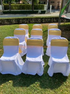 เช่าเก้าอี้-เก้าอี้พลาสติก-คลุมผ้าสีขาวโบว์สีทอง