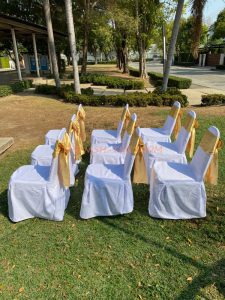 เช่าเก้าอี้-เก้าอี้บุนวมคลุมผ้าสีขาวพร้อมผูกโบว์สีทอง - Image 3