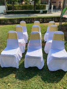 เช่าเก้าอี้-เก้าอี้บุนวมคลุมผ้าสีขาวพร้อมผูกโบว์สีทอง