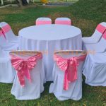 เช่าโต๊ะ เช่าโต๊ะจีน1.5ม+เก้าอี้พลาสติกคลุมผ้าสีขาว+โบว์สีชมพู