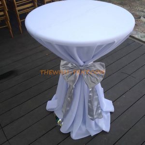 เช่าโต๊ะสตูลคลุมผ้าสีขาวผูกโบว์