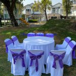 เช่าโต๊ะจีน1.5ม. เช่าเก้าอี้บุนวมผ้าสีขาวโบว์สีม่วง