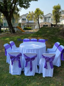 เช่าโต๊ะจีน1.5ม. เช่าเก้าอี้บุนวมผ้าสีขาวโบว์สีม่วง