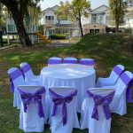 เช่าโต๊ะ-โต๊ะจีน+เก้าอี้พลาสติกคลุมผ้าสีขาว+โบว์สีม่วง