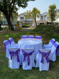 เช่าโต๊ะ-โต๊ะจีน+เก้าอี้พลาสติกคลุมผ้าสีขาว+โบว์สีม่วง