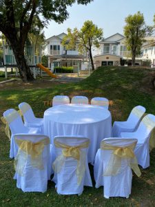 เช่าชุดโต๊ะจีน เก้าอี้พลาสติกคลุมผ้าและผูกโบว์สีชมพู