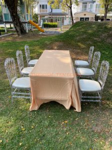 เช่าชุดโต๊ะเหลี่ยมผ้าคลุมสีทอง-เก้าอี้ชิวารี_คริสตัลเจ้าหญิง - Image 2