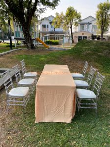 เช่าชุดโต๊ะเหลี่ยม-คลุมผ้าสีทอง เช่าเก้าอี้ชิวารีคริสตัล - Image 3