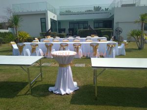 เช่าโต๊ะเหลี่ยม เช่าเก้าอี้พลาสติกคลุมผ้าขาวโบว์สีทอง - Image 7