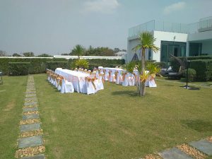 เช่าโต๊ะเหลี่ยม เช่าเก้าอี้พลาสติกคลุมผ้าขาวโบว์สีทอง - Image 6