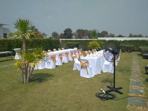 เช่าโต๊ะเหลี่ยม เช่าเก้าอี้พลาสติกคลุมผ้าขาวโบว์สีทอง - Image 5