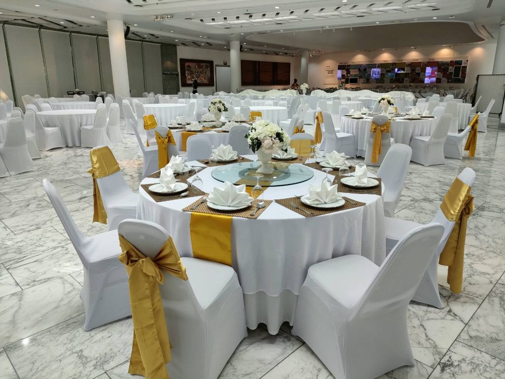 เช่าโต๊ะกลม 1.5 คลุมผ้าสีขาว เก้าอี้บุน่วมคลุมผ้ายึดสีขาว