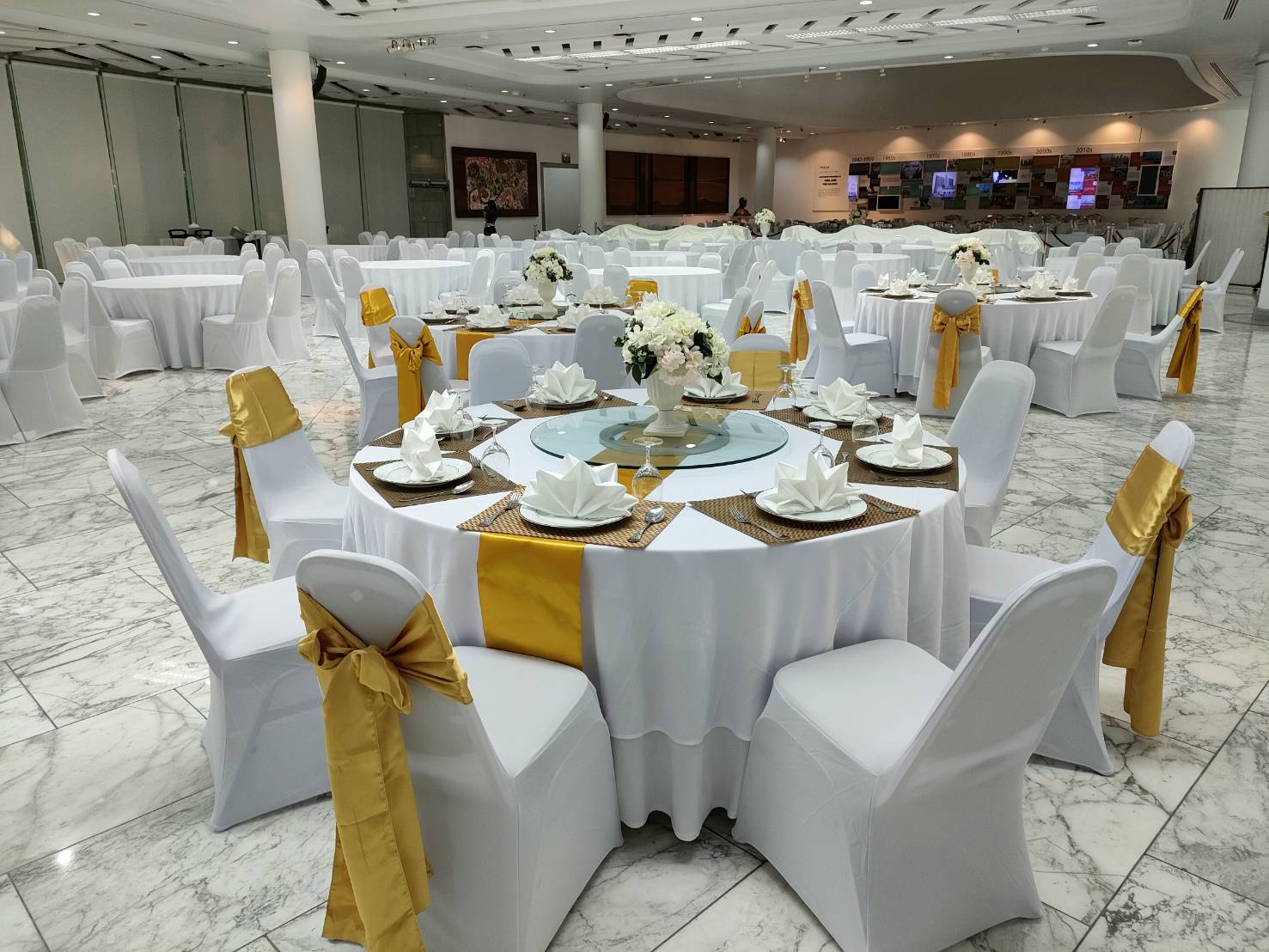 เช่าโต๊ะกลม 1.5 คลุมผ้าสีขาว เก้าอี้บุน่วมคลุมผ้ายึดสีขาว