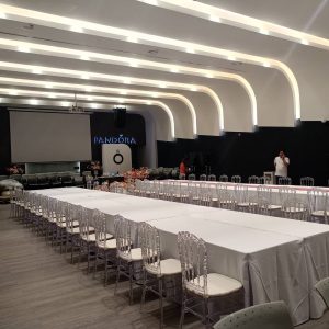 จัดแบบ Long table และ เก้าอี้ชิวารีเจ้าหญิง